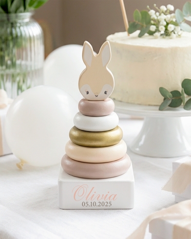 Söpö pinottava torni nimellä ja syntymäajalla nimeämisseremoniaa varten