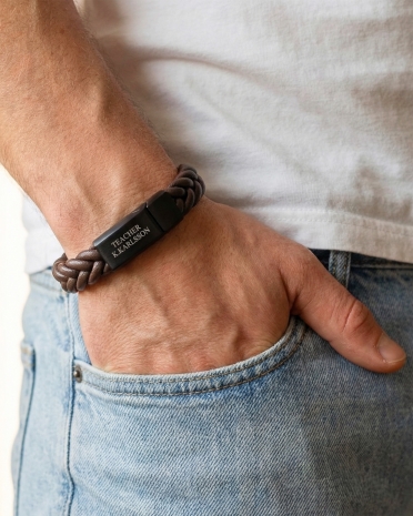 Ruskea punottu rannekoru henkilökohtaisella tekstillä