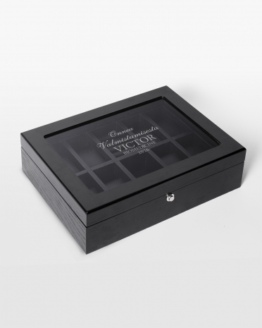 Kaunis musta puinen kellorasia lasikannella ja kaiverretulla tekstillä valmistujaisiin