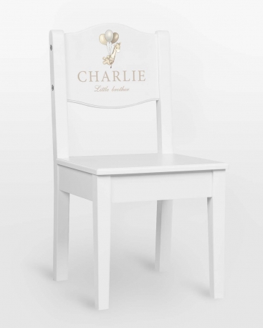 Valkoinen syöttötuoli kirahviaiheella ja nimellä sekä valinnaisella tekstillä