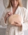 Vaaleanpunainen meikkipussi henkilökohtaisella kaiverruksella