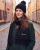 Setti mustalla pipolla ja huivilla, joissa on brodeeraus