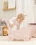 Dockvagn i rosa med en klassisk design