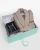 Hiekanvärinen kylpytakki mustalla nimibrodeerauksella ja viskilasi nimikaiverruksella