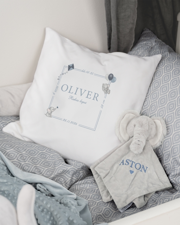 Valkoinen tyyny, jossa on norsuaihe sekä nimi ja päivämäärä