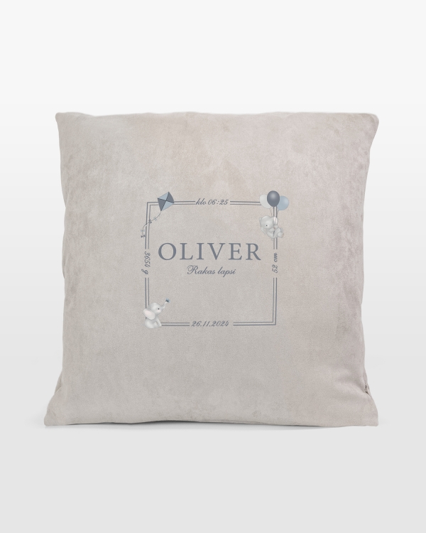 Tyynynpäällinen, jossa lapsen nimi, paino, pituus ja syntymäaika