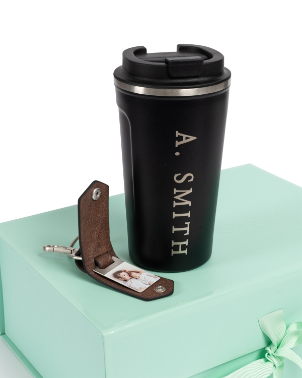 Termosmuki kaiverruksella ja avainrengas kuvalla