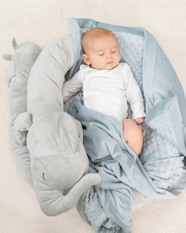 Pehmeä elefantin muotoinen unikäärme pinnasänkyyn