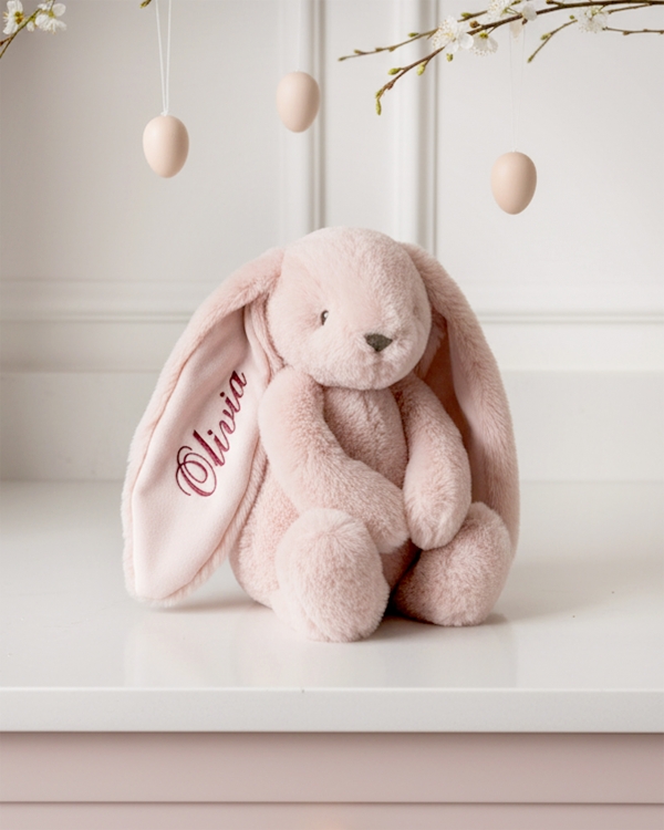Vaaleanpunainen pehmolelu nimellä pääsiäislahjaksi