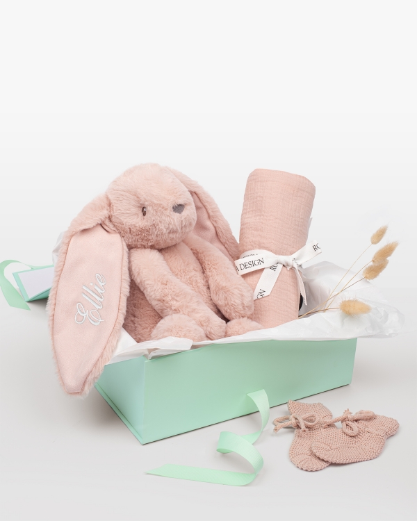 Setti, johon kuuluu nimikoitu pehmopupu, musliinipeitto ja neulotut tossut vastasyntyneelle