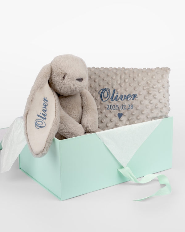 Presentset med gosedjur och babyfilt som broderas med namn