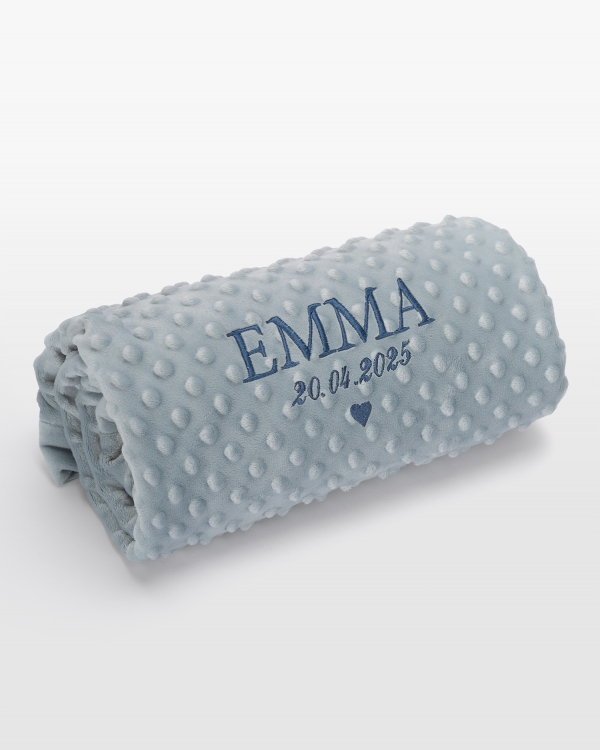 Sininen vauvanpeitto brodeeratulla nimellä