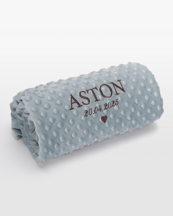 Sininen vauvanpeitto brodeeratulla nimellä