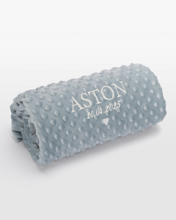 Sininen vauvanpeitto brodeeratulla nimellä
