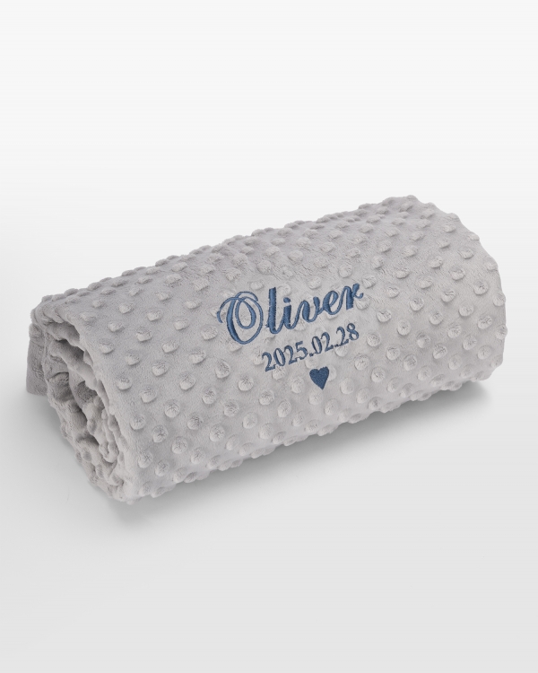 Grå babyfilt med personlig vit namnbrodyr, perfekt för mysig komfort och unik design för din lilla.
