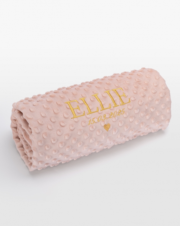 Vaaleanpunainen vauvanpeitto nimellä kultaisella brodeerauksella