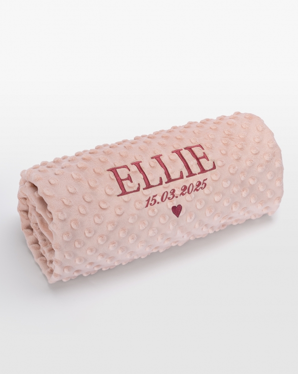 Vaaleanpunainen vauvapeitto henkilökohtaisella vaaleanpunaisella nimikirjonnalla, täydellinen suloiseen viihtyisyyteen ja uniikk