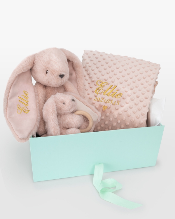 Personligt presentset till baby med gosedjur, babyfilt och gosedjur med bitring.