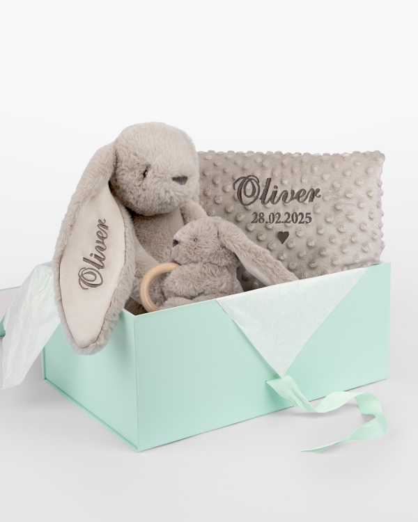 Lahjapakkaus pehmolelulla ja vauvan viltti, joka broderoidaan nimellä.