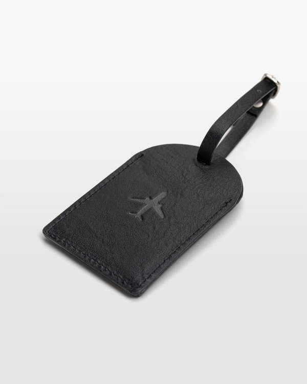 Musta matkalaukkuetiketti, jossa on tilaa kaikille yhteystiedoille