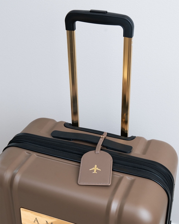 Matkalaukkataggy, jossa on osoitetiedot nougatvärisestä vegaaninahasta