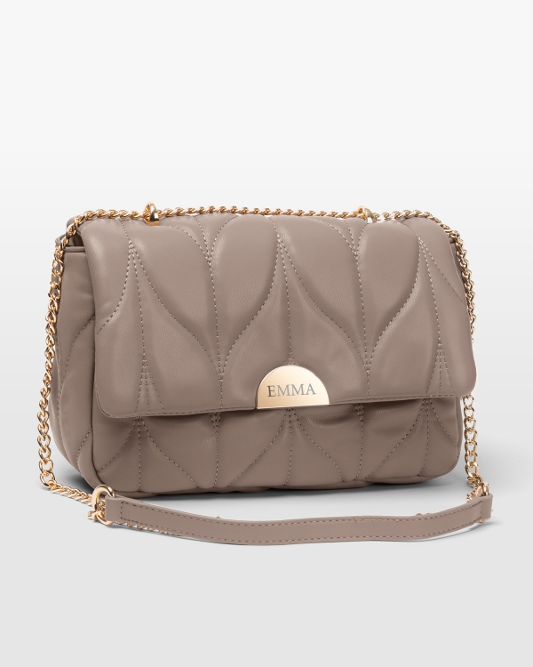 Ruskea käsilaukku, jossa kaiverrettu nimi