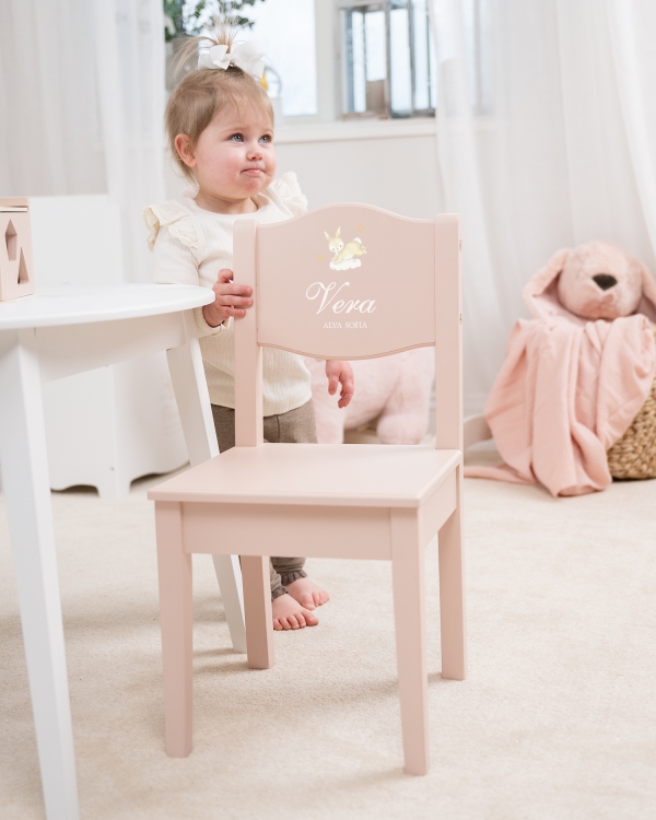 Vaaleanpunainen puutuoli lapsille nimellä