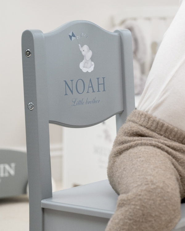 Sininen tuoli nimellä ja henkilökohtaisella tekstillä