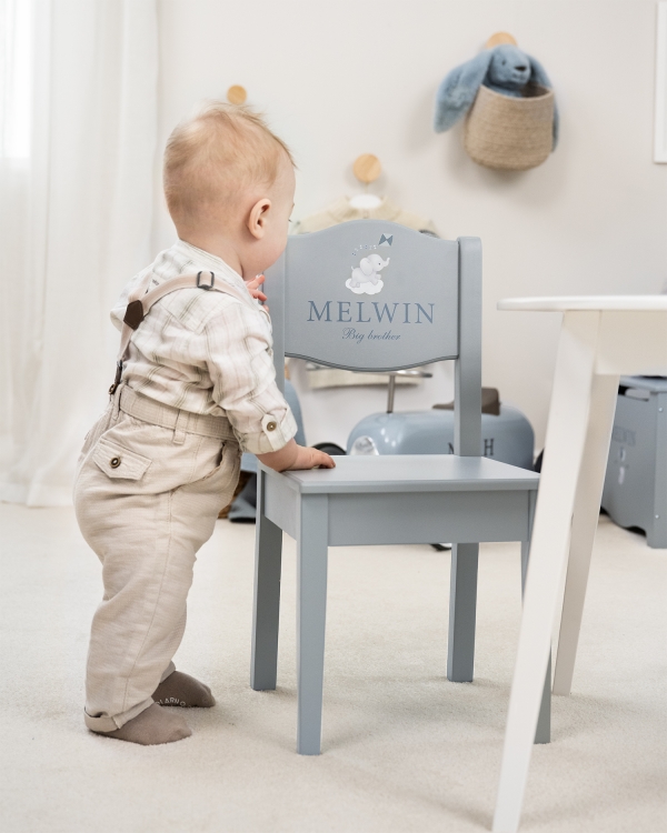 Sininen tuoli nimellä ja henkilökohtaisella tekstillä