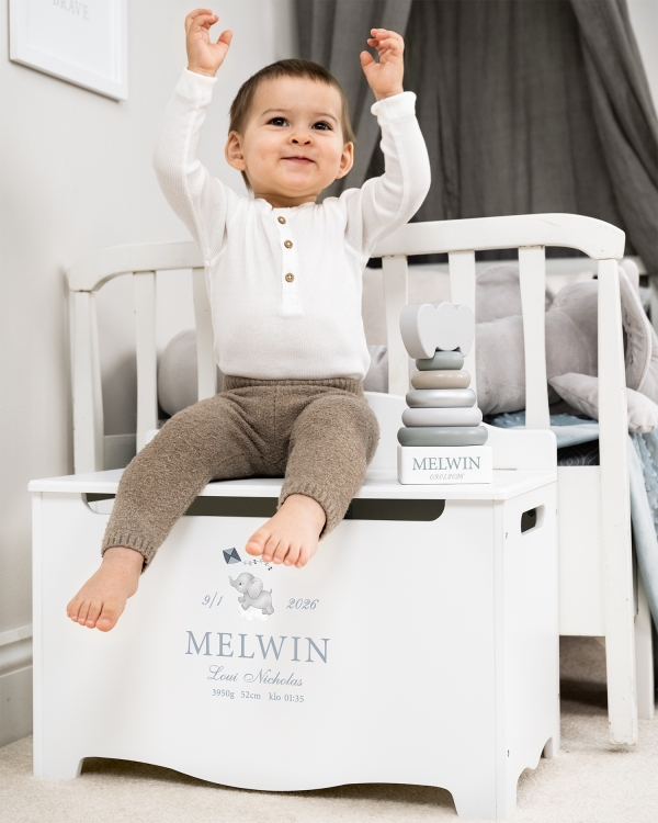 Kastearkku, jossa on norsuaihe, nimi ja päivämäärä