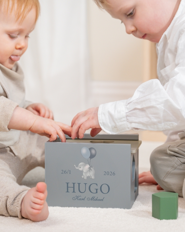 Poimintalaatikko kirahvikuvioilla, henkilökohtaisella painatuksella nimellä ja päivämäärällä