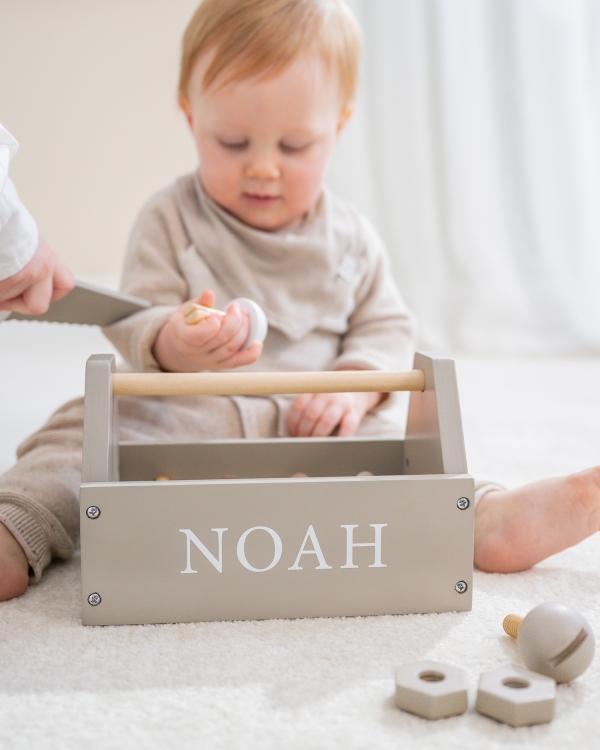 Hiekanvärinen työkalupakki nimellä lapsille.