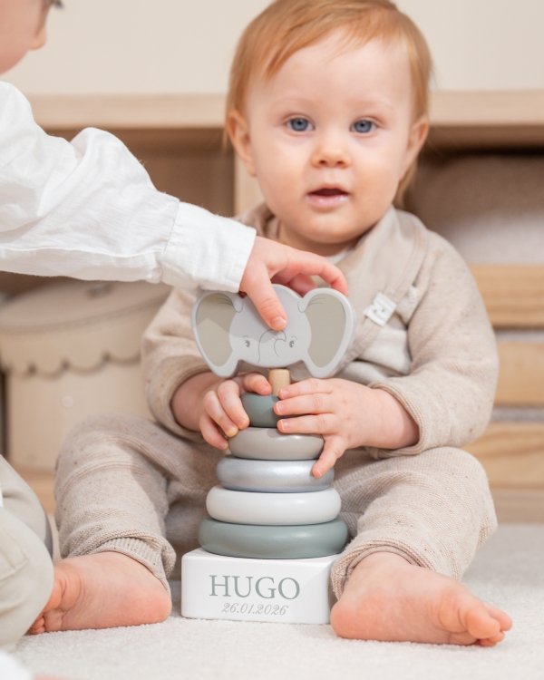 Elefantin muotoinen pinoamislelu lapsille, nimellä ja päivämäärällä