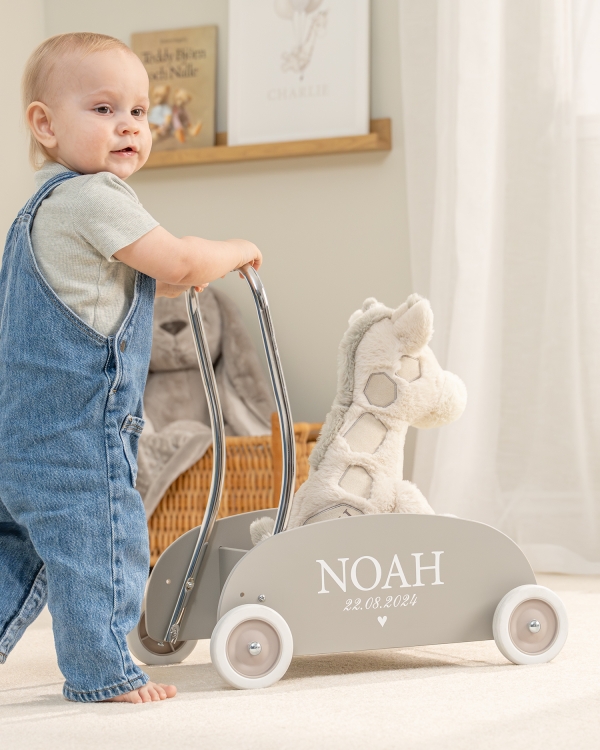 Kävelyteline hiekansävyssä, nimellä ja päivämäärällä