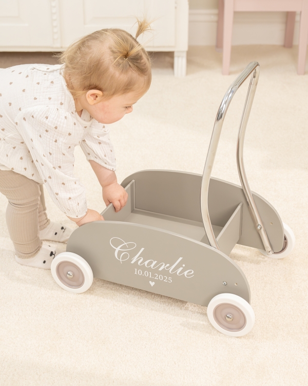 Kävelyteline hiekansävyssä, nimellä ja päivämäärällä