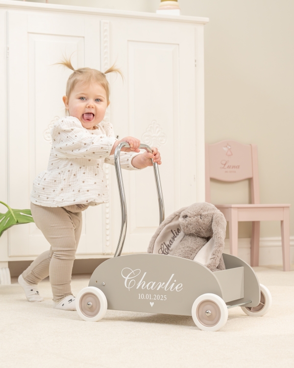 Kävelyvaunu lapsen nimellä ja syntymäpäivällä