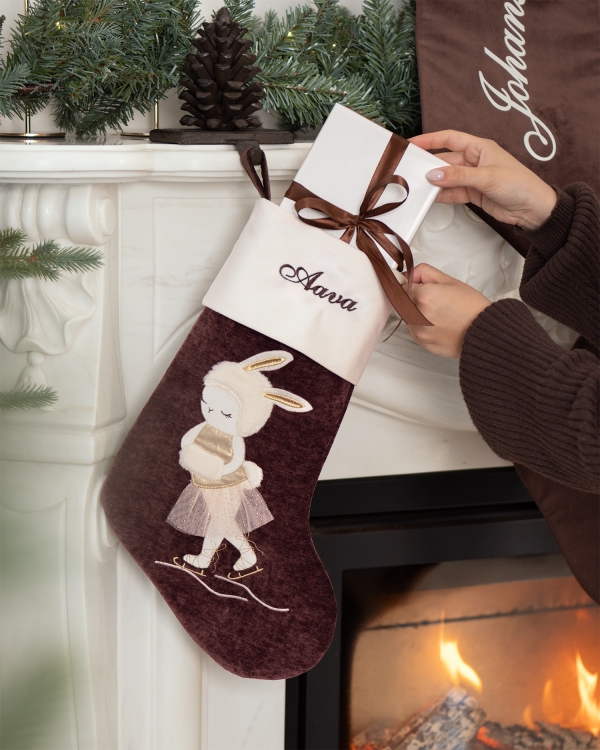 Ruskea samettinen joulusukka pupun kuvalla, joka brodeerataan omavalintaisella nimellä
