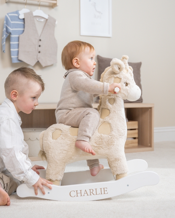 Pehmeä ja hauska keinueläin henkilökohtaisella merkinnällä