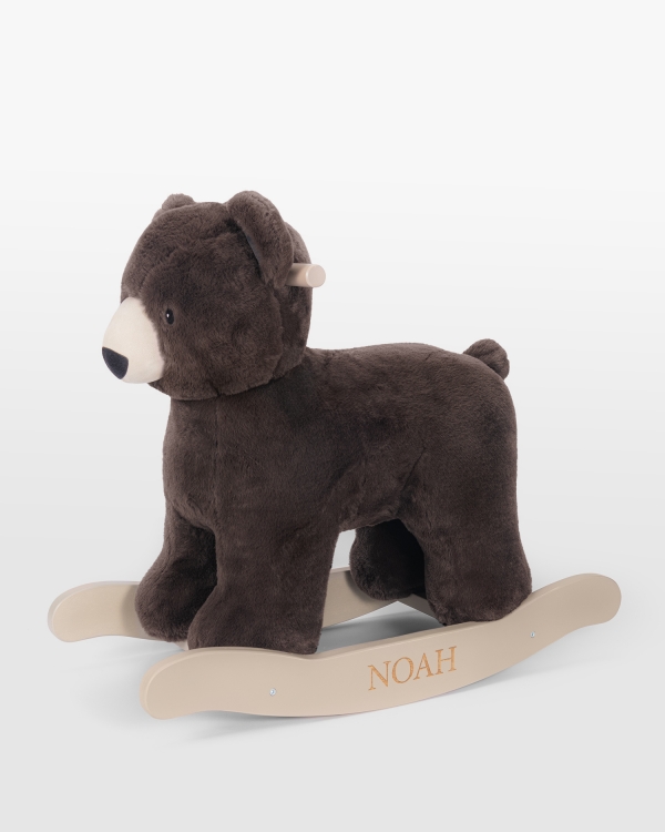 Nimikoitu keinueläin pehmeän ja ruskean nallen muotoisena