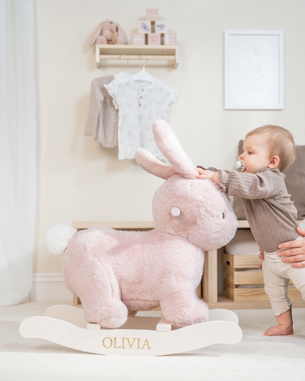 Keinuva kaniini, jossa henkilökohtainen merkintä