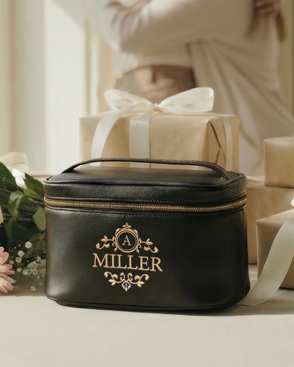 Musta meikkilaukku, jossa tilaa tarvikkeillesi