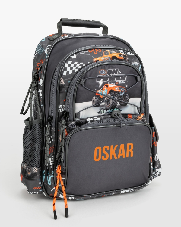 Lasten reppu nimellä, jossa on monsteriauto-kuvio