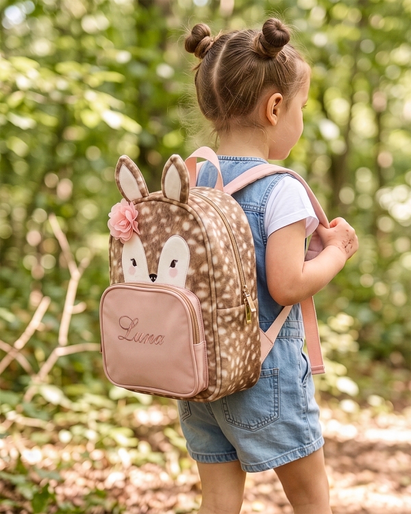 Peuran muotoinen reppu esikoululaisille, jossa on kirjailtu nimi