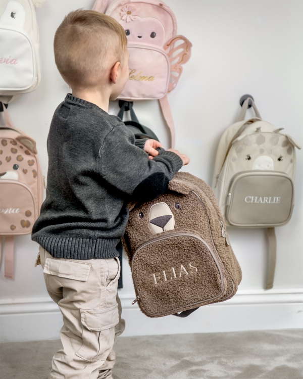 Lastenreppu karhun muodossa, kirjailtu nimellä