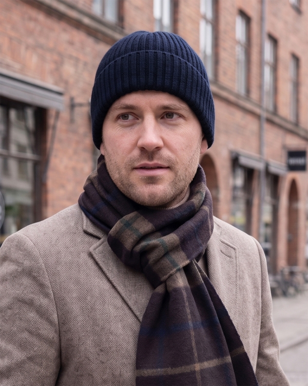Neulottu tummansininen pipo