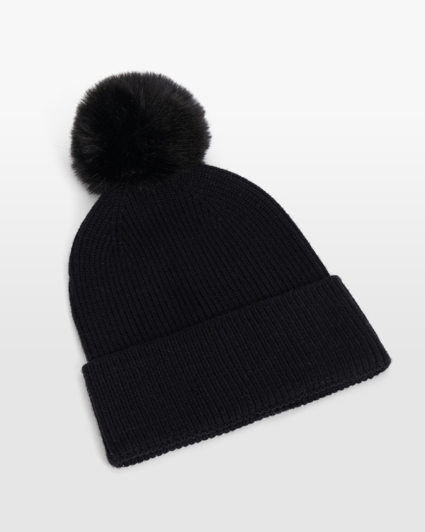 Musta pipo pallolla, täydellinen lämpimään ja tyylikkääseen talvilookiin klassisen muotoilun kanssa.