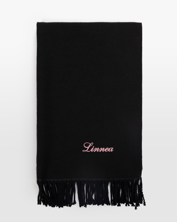 Musta kaulahuivi henkilökohtaisella vaaleanpunaisella kirjonnalla, täydellinen uniikkiin tyyliin ja lämpimään talvihenkilökohtai