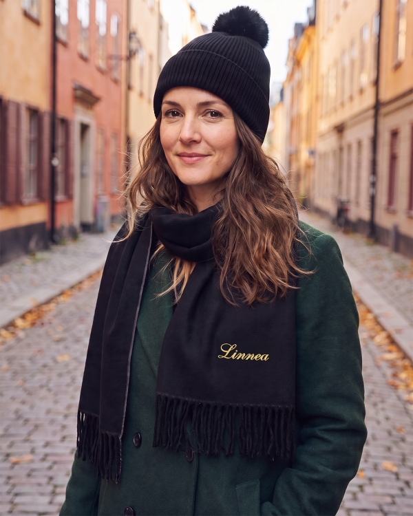 Setti mustalla pipolla ja huivilla, joissa on brodeeraus