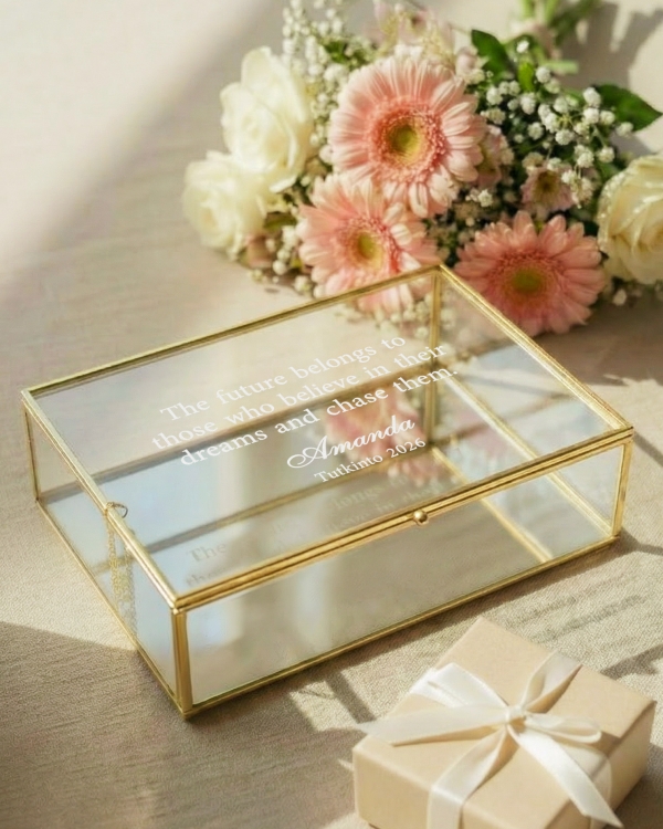 Henkilökohtainen lasinen muistoesineiden laatikko henkilökohtaisella kaiverruksella