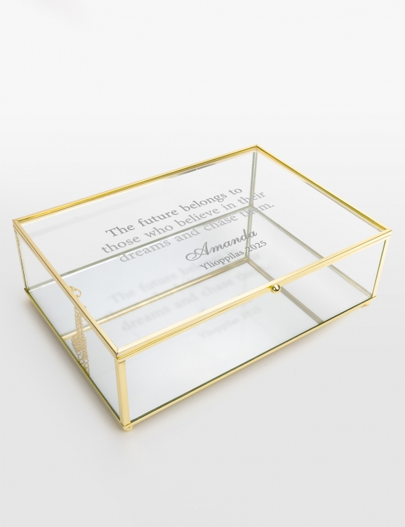 Lasinen muistirasia, johon voidaan kaivertaa haluamasi teksti